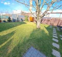 Zahrady v Dolních Krškanech, Nitra s krbem, stromem, trávníkem a stínidlem.