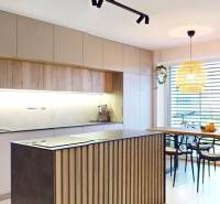 Kuchyně v rodinném domě s dřevěným dekorem nábytku a velkými okny.