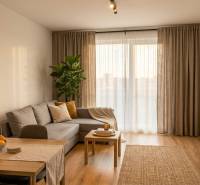 Obývací pokoj v dvoupokojovém bytě s podlahou s dřevěným dekorem.