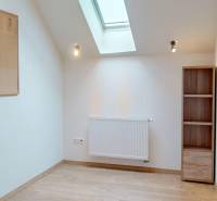 Kancelář s podlahou s dřevěným dekorem, nástěnnou deskou a poličkou.