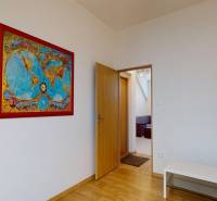 Kanceláře s mapou na stěně, dveřmi a podlahou s dřevěným dekorem.