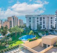 Výhled na obytné budovy a bazén v Alicante, 2pokojový byt.