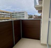 Balkon v 2-pokojovém bytě s výhledem na budovy na Pivovarské ulici v Nitře.