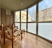 Pro 4pokojový byt je typická zimní zahrada s ratanovým nábytkem a velkými okny.