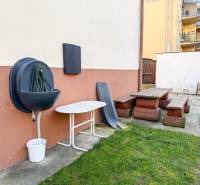 Zahrada na Hodžově ulici v Trenčíně s lavičkou a zahradním nábytkem u 2pokojového bytu.