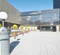 Exteriér kanceláří na Kutlíkově v Bratislavě - Lúky s terasou a zelenými rostlinami.