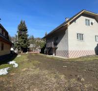 Rodinný dům v Terchové s prostorným dvorem, všude nabízející výhled na přírodu.