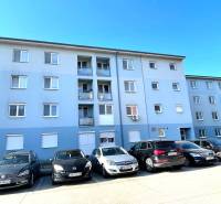 Budova s parkovištěm na Vodárenské ulici v Galantě, vhodná pro 1-pokojový byt.