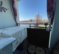 Balkon na Vodárenské ulici v Galantě s výhledem na zeleň, 1-pokojový byt.