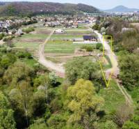 Letecký pohled na pozemky v Hanisce obklopené zelení a dopravní infrastrukturou.