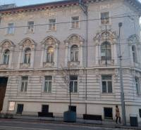 Historická budova na Štúrově ulici, Bratislava - Historické jádro, obchodní prostory.