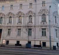 Historická fasáda na Štúrově ulici, Obchodní prostory v Bratislavě - Historické jádro.