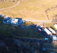 Letecký pohled na Rekreační pozemky v Župkově, domy a přírodní scenérie.