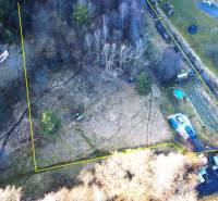 Rekreační pozemky v Župkově se stromy a vozidly na zelené ploše.