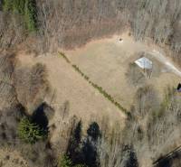 Letecký pohled na rekreační pozemky v Kľaku obklopené lesem a loukami.