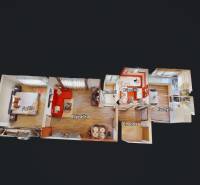 3D půdorys 2-pokojového bytu s pokojem, kuchyní, koupelnou a podlahou s dřevěným dekorem.