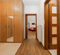 Interiér 2-pokojového bytu s vestavěnou skříní a podlahou s dřevěným dekorem.