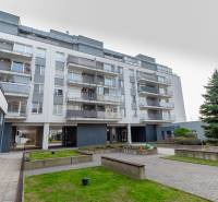 Bytový komplex na Hrachové ulici v Bratislavě - Ružinově s venkovním prostorem a stromy.