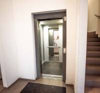 Schodiště a otevřený výtah v bytovém domě na Hrachové ulici v Bratislavě, Ružinov.