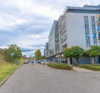 Ulice Hrachová v Bratislavě - Ružinově s moderní architekturou a parkováním před budovou.