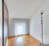 Pokoj v rodinném domě s podlahou s dřevěným dekorem a skříňkou.