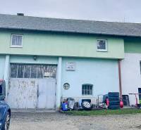 Rodinný dům v Pavlicích na ulici Pavlice s garáží a parkováním na pozemku.