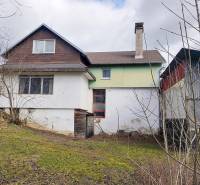 Rodinný dům v Pavlicích na Pavlicích, s omítkou a podkrovím ve vesnickém prostředí.