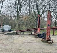 Na ulici Pavlice ve městě Pavlice se nachází opuštěná autodílna s výtahem.