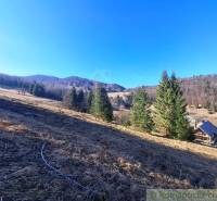 Krásné horské prostředí Hronce s loukami a chatou na pozemcích k bydlení.