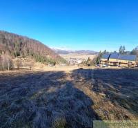 Krajina s kopci a domy v Hronci, ideální pro Pozemky - bydlení.