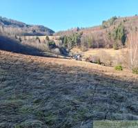 Krajinářská scenérie v Hronci, Pozemky - bydlení na louce obklopené lesy.