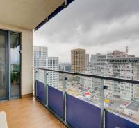 Výhled z balkonu 3pokojového bytu na Plynárenské ulici v Bratislavě. Skleněné zábradlí.