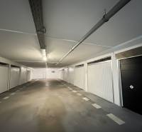 Garáž s jednotlivými boxy na Rezedové ulici v Bratislavě - Ružinově.