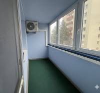 Zasklená lodžie s klimatizací v 2-pokojovém bytě na Rezedové ulici v Bratislavě - Ružinově.