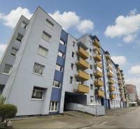 Bytový dům na Rezedové ulici v Bratislavě - Ružinově s balkóny.