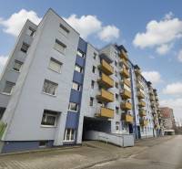 Pětipatrový bytový dům na Rezedově ulici v Bratislavě - Ružinově s balkony.