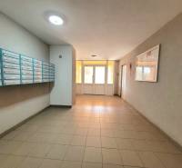 Vstupní hala s poštovními schránkami v bytovém domě na Kalinčiakově ulici v Banské Bystrici.