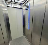 Kovový interiér a podlaha s dřevěným dekorem ve 2-pokojovém bytě.