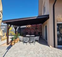 V Nové Dedince jsou venkovní gastro prostory s terasou, markýzou a dětským hřištěm.