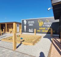 Dětské hřiště a bistro v exteriérových gastro prostorech v Nové Dedince.