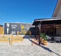 Gastro prostory v Nové Dědince s terasou, pískovištěm a tematickým výhledem.