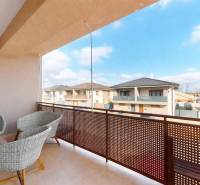 Balkon s výhledem na ulici Lipová ve městě Velký Biel, součást 3-pokojového bytu.