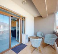 Balkon s ratanovým nábytkem v 3-pokojovém bytě, Velký Biel, Lipová, s přístupem do kuchyně.