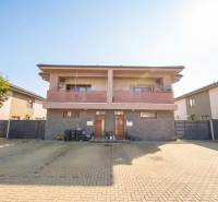 Exteriér obytného domu na Lipové ulici ve Velkém Bieli s dlážděným dvorem.