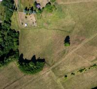 Letecký pohled na pozemky v Banské Belé, vhodné pro bydlení, obklopené zelení.