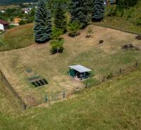 Pozemek v Banské Belé určený k bydlení, s altánkem a zahradou v přírodním prostředí.