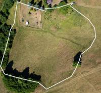 Letecký pohled na pozemky určené k bydlení, obklopené zelení v Banské Belé.