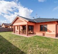 Rodinný dům na ulici Krajná ve Stupavě, cihlová fasáda, prostorný dvůr, terasa.