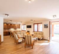 Obývací pokoj s jídelnou a kuchyní, podlaha s dřevěným dekorem, Rodinný dům.