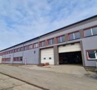 Sklady a haly na Východní ulici v Popradu se zaparkovaným nákladním autem a nákladním vozidlem.